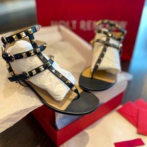 ROCKSTUD VALENTINO CALFSKIN FLAT FLIP-FLOP SANDAL in Black Size 5